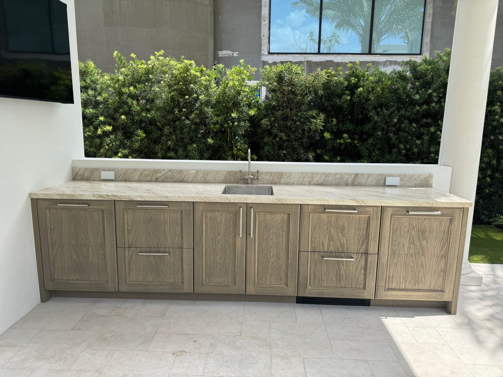 Outdoor kitchen counter and sink detailed